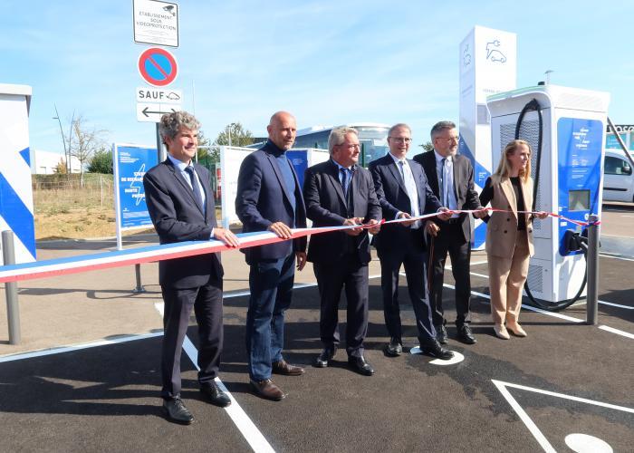 Inauguration des bornes électriques à Douains