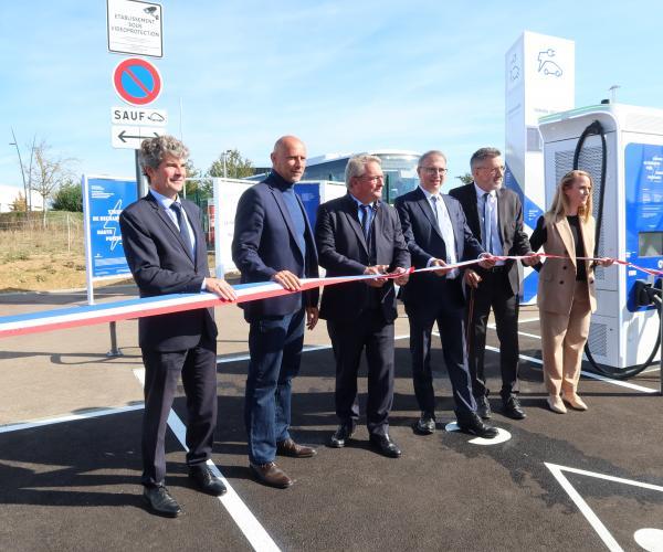 Inauguration des bornes électriques à Douains